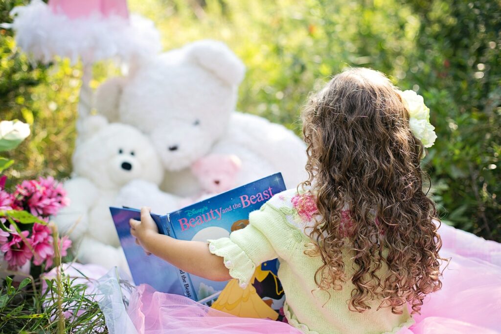 little girl reading, garden, child-912380.jpg