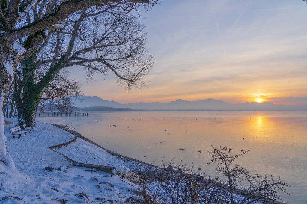 sunset, lake, mountains-7700936.jpg