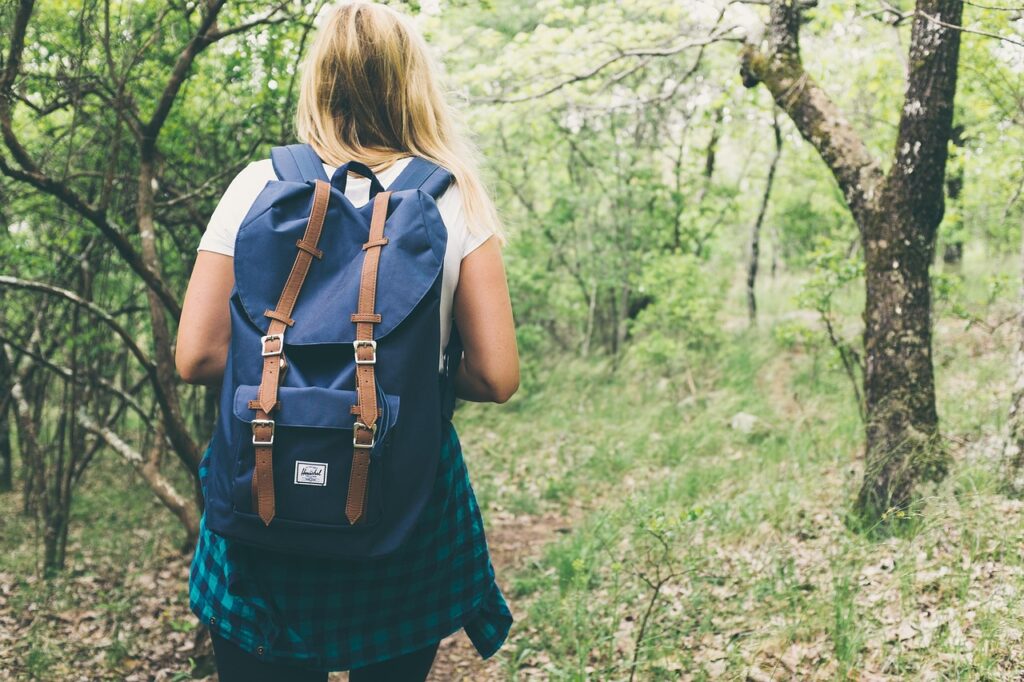 backpack, bag, woman-1836594.jpg