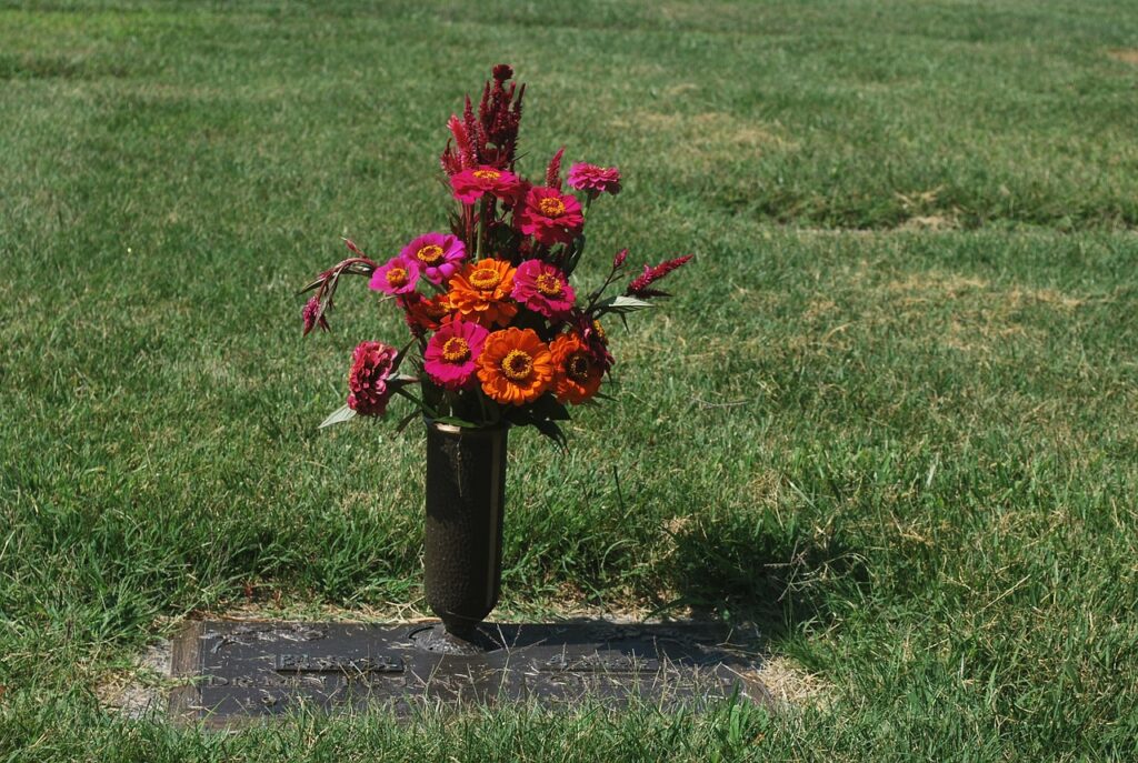 grave, flower, urn-15623.jpg
