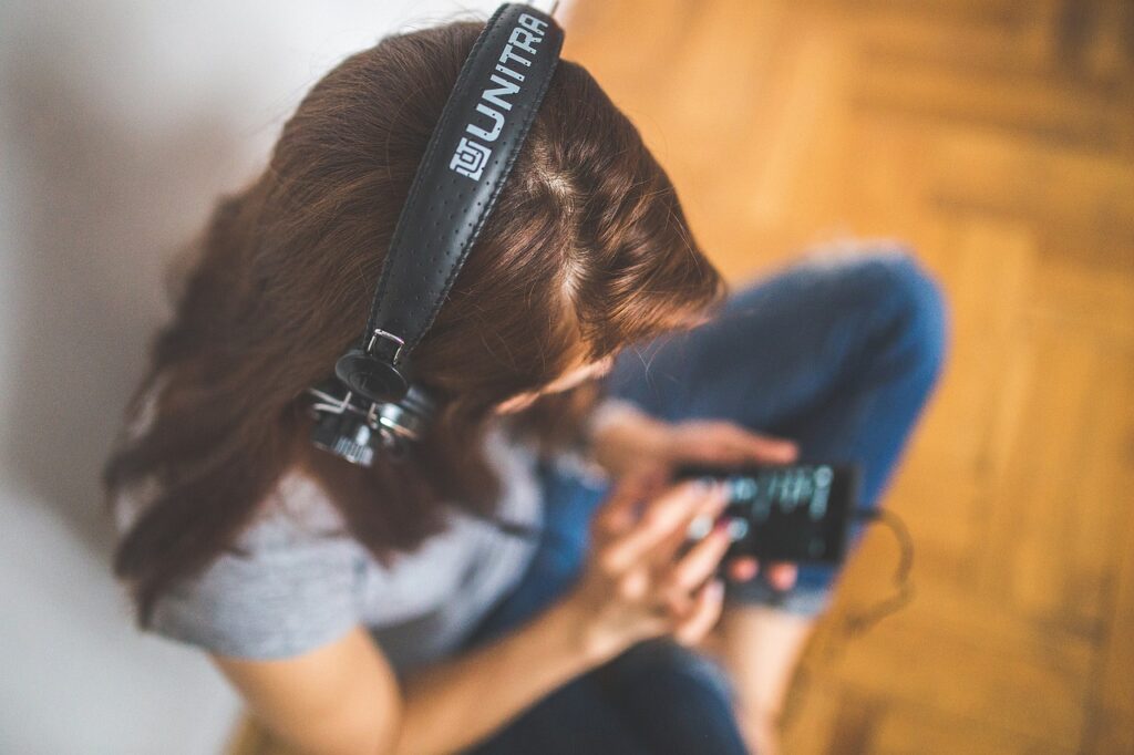 music, headphones, listening-791631.jpg